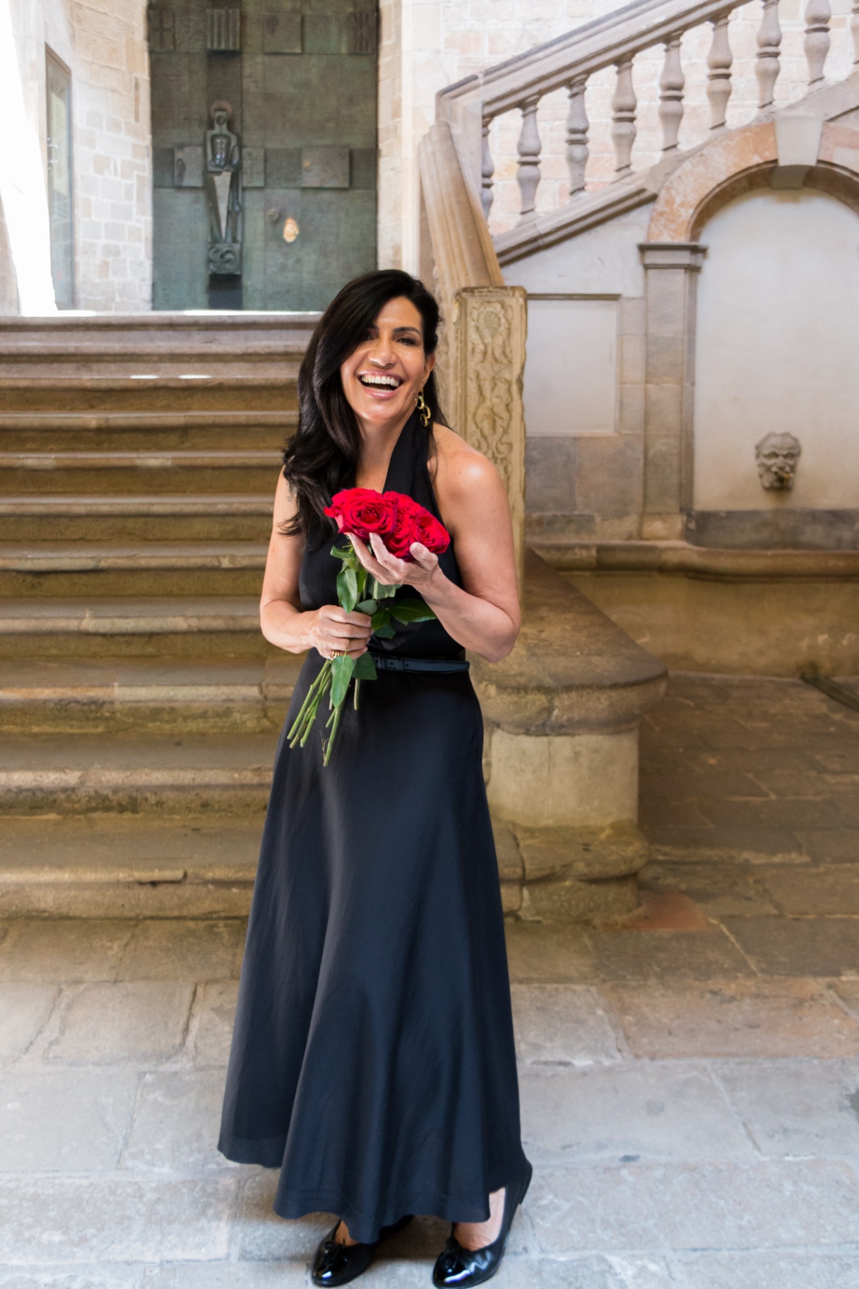 Angela Di Verbeno segurando rosas vermelhas em Barcelona