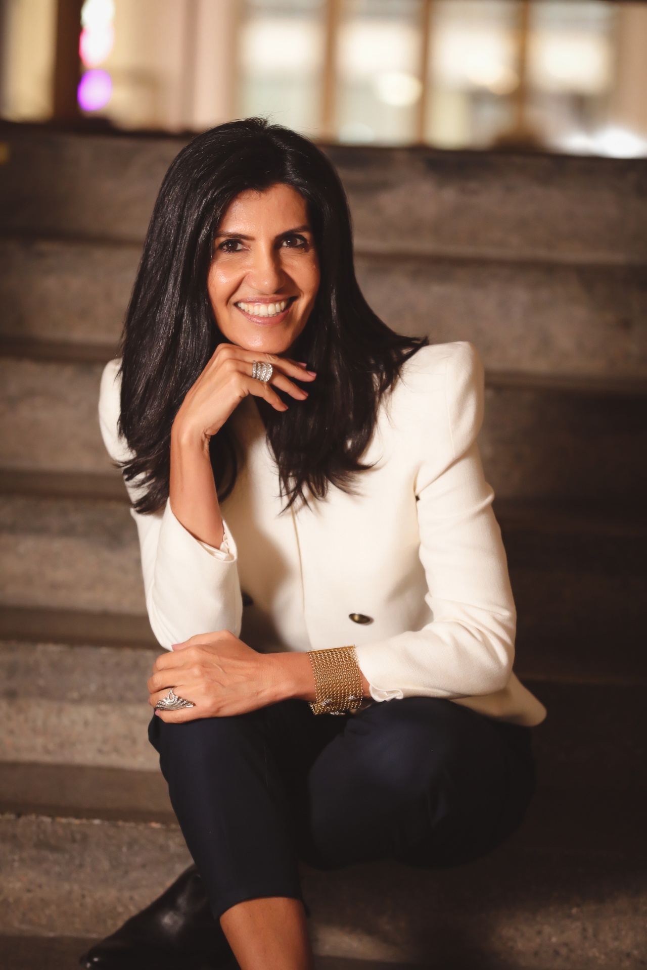 Angela Di Verbeno em blazer branco